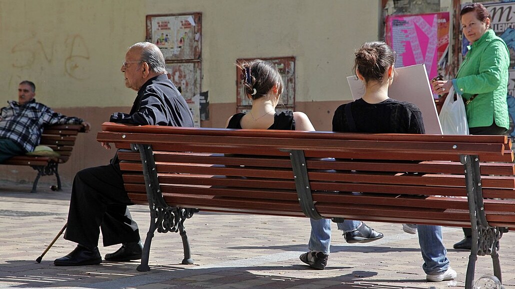 Samotní senioi posedávají na lavikách ve panlském Madridu (27. ervence...