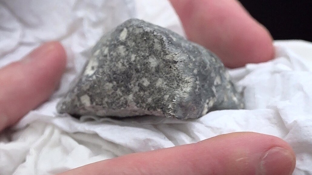 Úlomek meteoritu, který byl nalezen tymi polskými lovci meteorit na poli...
