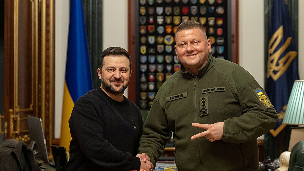 Ukrajinský prezident Volodymyr Zelenskyj se se�el s velitelem armády Valerijem...