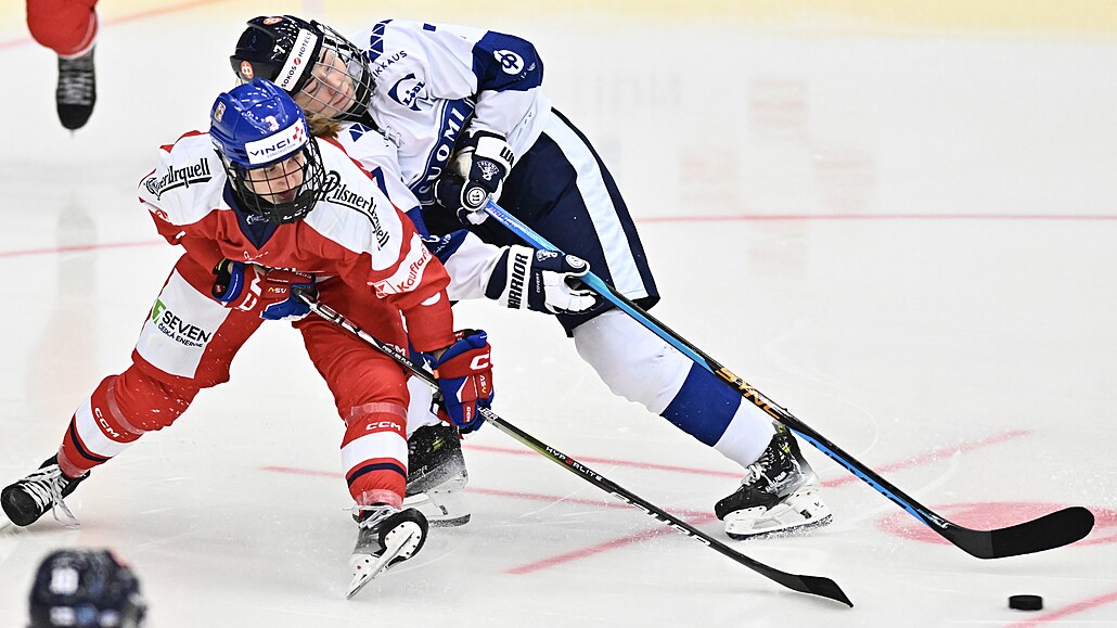 eská hokejistka Adéla apovalivová v souboji se Sanni Rantalovou z Finska.