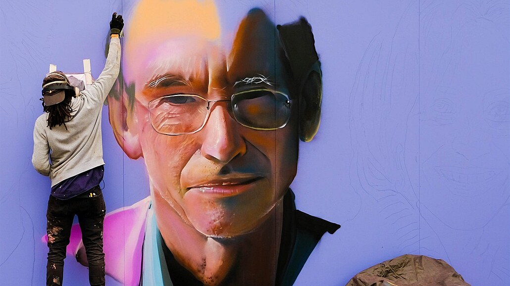 Graffiti umlec Curtis Hylton dokonuje portrét spisovatele Iana McEwana v...