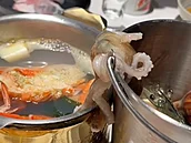 Chobotnice se pokouí zachránit ze kbelíku s moskými plody, aby nebyly snzena.