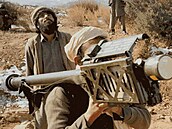 Afghánský mudahedín operuje s protiletadlovým zaízením FIM-92 Stinger. Na...