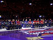 Hokejisté čekají na výběr týmu během Utkání hvězd NHL 2024 v Torontu.