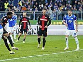 Nathan Tella z Leverkusenu stílí gól do sít Darmstadtu, sleduje to Adam...