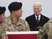 Americký prezident Joe Biden s manelkou Jill se na letecké základn Dover...