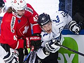výcarský hokejista Michael Fora (vlevo) atakuje Fina Arttua Hyryho.