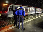Policisté dohlíejí na vlak Travys, ve kterém dolo k incidentu s rukojmím na...