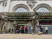 Francouztí policisté zasahují na nádraí Gare de Lyon v Paíi poté, co mu s...