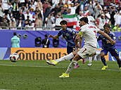 Íránský fotbalista Alírezá Dahánbach rozhodl z penalty duel s Japonskem.