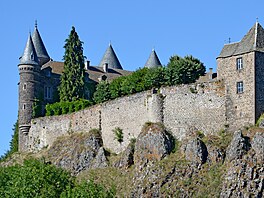 Hrad p�estav�ný na zámek, Château du Sailhant, je ozdobou francouzského regionu...