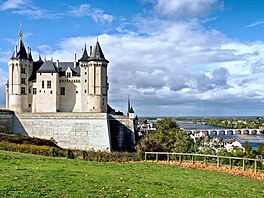 Výhledem na soutok �ek Loiry a Thouet, a té� na jeden z nejdel�ích kamenných...