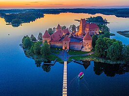 Na první pohled je mo�né splést si tento hrad s polským Malborkem, jen té vody...