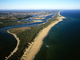 Je to název, který nel�e. Australská Ninety Mile Beach, tedy Devadesátimílová...