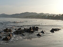 Pozvolný sestup do mo�e, táhnoucí se a� do stometrové dálky od b�ehu,...