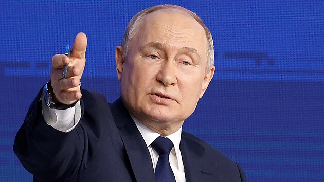 Rusk prezident Vladimir Putin pi setkn se svmi spolupracovnky v pedvolebnm tbu v Moskv (31. ledna 2024)