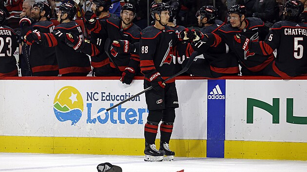 Martin Ne�as z Caroliny nas�zel v utk�n� proti Coloradu hattrick.