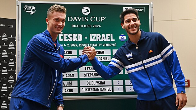 esk tenista Ji Leheka (vlevo) a Jiaj Oliel z Izraele ped kvalifikac Davis Cupu ve Vendryni u Tince.