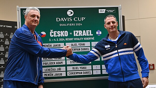 Kapitn eskho daviscupovho tmu Jaroslav Navrtil (vlevo) a kapitn izraelskho daviscupovho tmu Jonathan Erlich ped kvalifikac ve Vendryni u Tince.