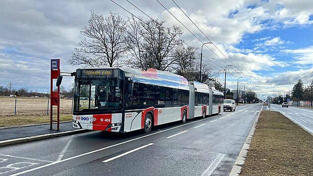 Testy tm 25 metr dlouhho trolejbusu koda Solaris na budouc trase linky 59 mezi zastvkami Ndra Veleslavn a Letit Vclava Havla (1. nora 2024)
