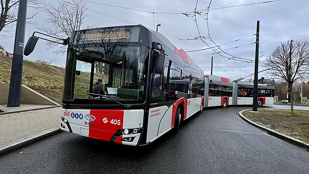 Testy téměř 25 metrů dlouhého trolejbusu Škoda Solaris na budoucí trase linky 59 mezi zastávkami Nádraží Veleslavín a Letiště Václava Havla (1. února 2024)