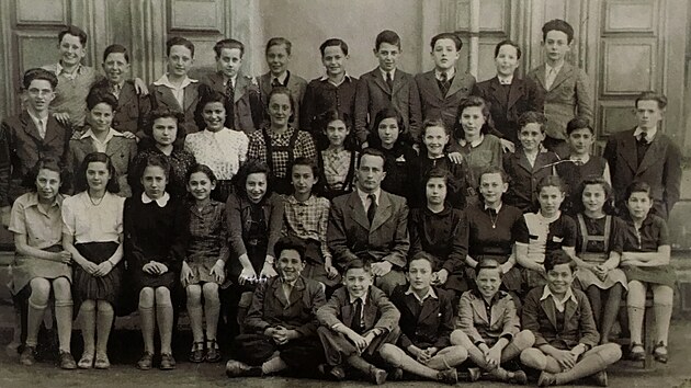 Školní fotografie z brněnského gymnázia v roce 1940 nebo 1941, Karel Ellinger je v horní řadě čtvrtý zleva.