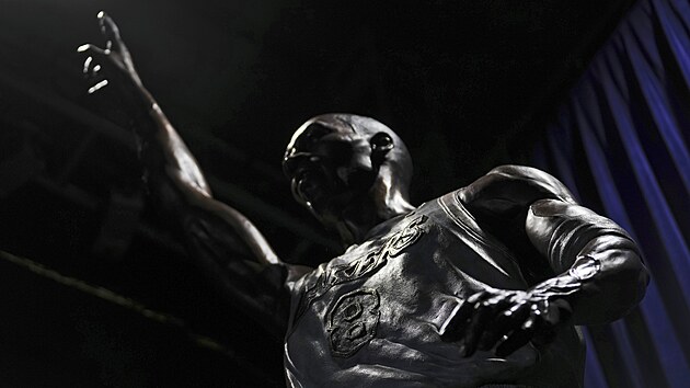 Socha Kobeho Bryanta je vyrobena z bronzu a měří téměř šest metrů.
