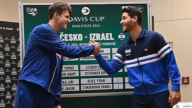 Jakub Menk (vlevo) se zdrav s Jiajem Olielem ped vzjemnm zpasem v kvalifikaci Davis Cupu ve Vendryni u Tince.
