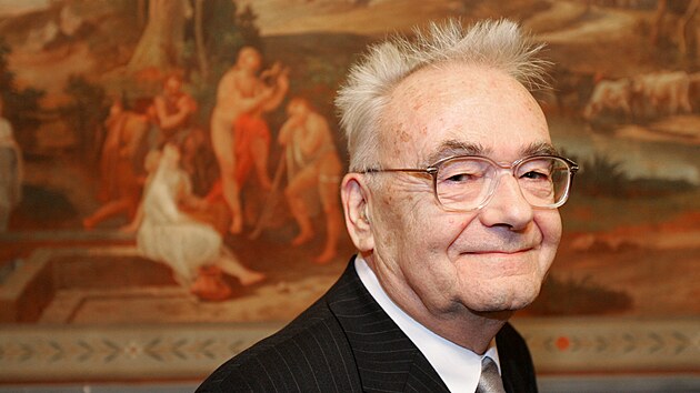 esk astronom, Zdenk Ceplecha, se vnoval pedevm sledovn meteor. Snmek je z roku 2006.