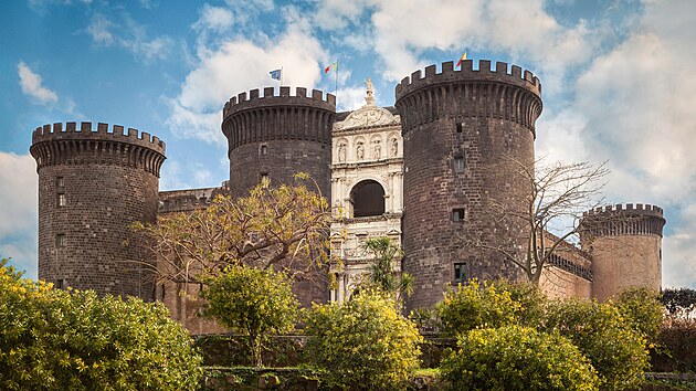 Castel Nuovo, tedy Nov� hrad, je jedn�m ze symbol� Neapole. Slou�il jako s�dlo neapolsk�ch, aragonsk�ch a �pan�lsk�ch kr�l�. Vystav�n byl ale z popudu Karla I. z Anjou. Francouze, kter� z n�j u�inil s�dlo sv� dynastie.