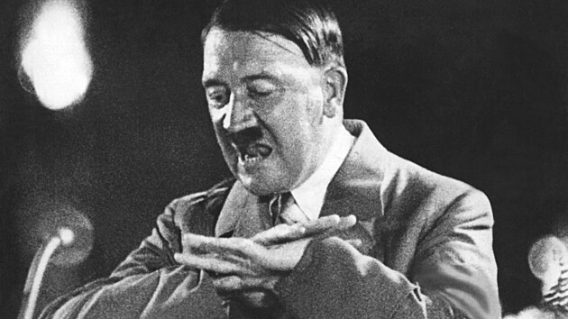 Vdce nmeckch nrodnch socialist Adolf Hitler pi projevu na nedatovanm snmku