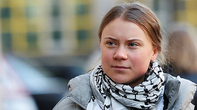 Greta Thunbergov ve tvrtek stanula ped londnskm soudem kvli obvinn z naruovn veejnho podku pi jnov demonstraci. (1. nora 2024)