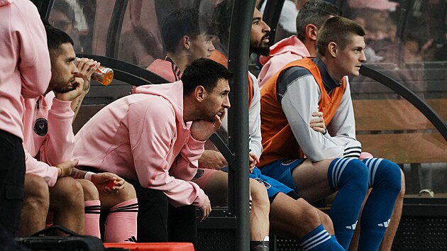 tonk Lionel Messi na lavice fotbalist Miami bhem ppravnho utkn proti...