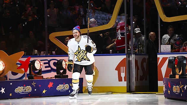esk hokejista David Pastrk nastupuje na led pi Utkn hvzd NHL v Torontu.