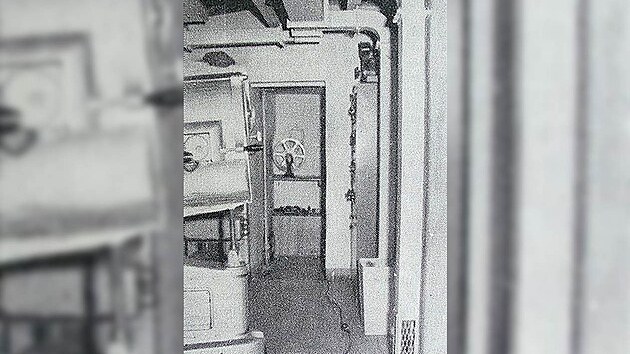 Promítací kabina - V zadní části za vstupním prostorem je poklop do šachty pod kabinou, kde byla nalezena mrtvola.