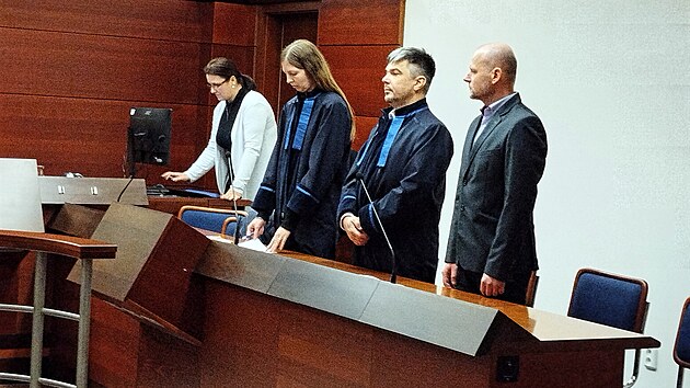 Pavel Šulc (úplně vpravo) uzavřel se státním zástupcem dohodu o vině a trestu. Soud ji schválil.  (8. února 2024)