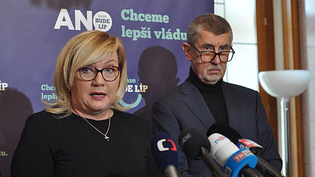 Tiskov konference stnov vldy ANO v esk Lp. Na snmku Alena Schillerov a Andrej Babi (1. nora 2024)