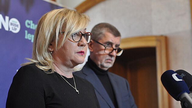 Tisková konference stínové vlády ANO v České Lípě. Na snímku Alena Schillerová a Andrej Babiš (1. února 2024)