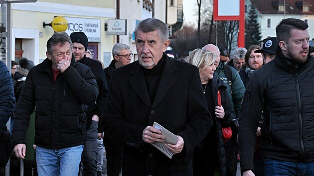 Andrej Babiš přechází z kavárny do kulturního domu. (1. února 2024)
