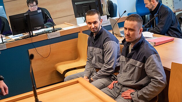Maroš Straňák (vpravo) a David Šimon chtějí obnovit řízení v případu vraždy seniora v obci Slopné na Zlínsku v roce 2011. Oba si za ni odpykávají výjimečné tresty. (1. února 2024)
