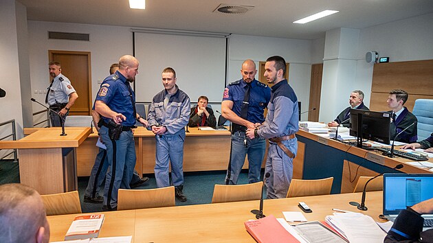 Maroš Straňák (vlevo) a David Šimon chtějí obnovit řízení v případu vraždy seniora v obci Slopné na Zlínsku v roce 2011. Oba si za ni odpykávají výjimečné tresty. (1. února 2024)