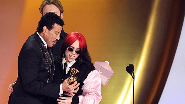 Billie Eilish penhr Grammy z rukou Lionela Richieho (4. nora 2024).