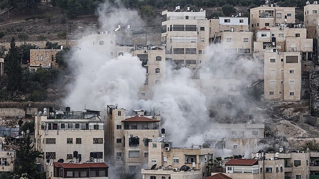 Izraelsk armda provd v palestinskm Psmu Gazy zen demolice. (15. listopadu 2023)