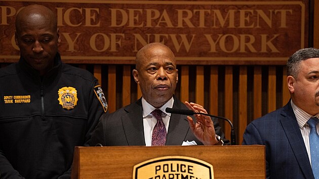 Starosta msta New York Eric Adams se zastnil policejnho ztahu proti skupin migrantskch zloinc. (5. nora 2024)