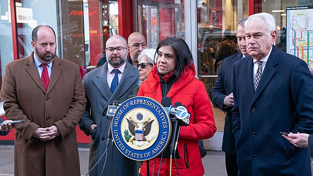 Skupina republiknskch politik se svmi demokratickm kolegou a zstupcem imigranho a celnho adu na newyorskm Times Square vyzvala k lep spoluprci mezi mstskou polici a imigranmi ady. Reagovala tak na tok migrant na policisty. (5. nora 2024)