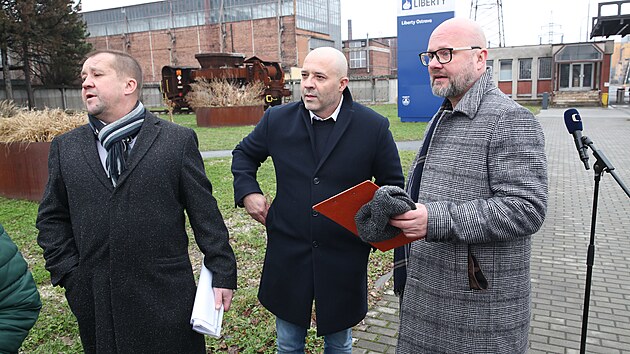 Odbori vyhlauj velk protest 22. nora ped hlavn branou huti Liberty Ostrava. Vlevo f odbor v Liberty Petr Slanina, uprosted pedseda OS KOVO Roman uro. (8. nora 2024)