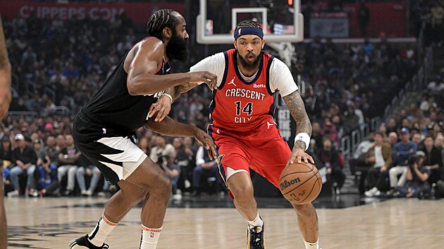 Los Angeles Clippers'tan James Harden (solda) Brandon Ingram'ı durdurmaya çalışıyor...