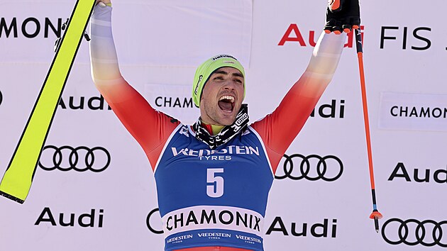 vcar Daniel Yule se raduje z vtzstv ve slalomu v Chamonix.