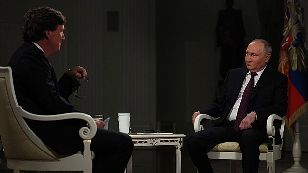 Rusk dikttor Vladimir Putin bhem rozhovoru s americkm modertorem Tuckerem Carlsonem (8. nora 2024)