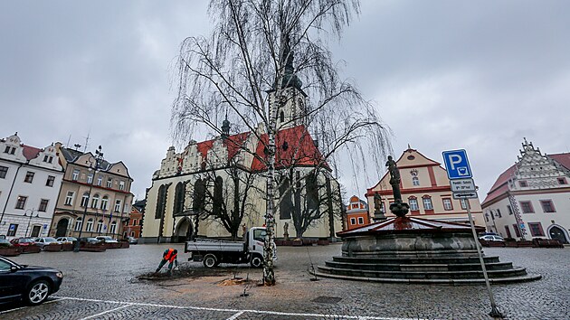 Přes zimu bývá kašna na náměstí zakrytá. (březen 2018)